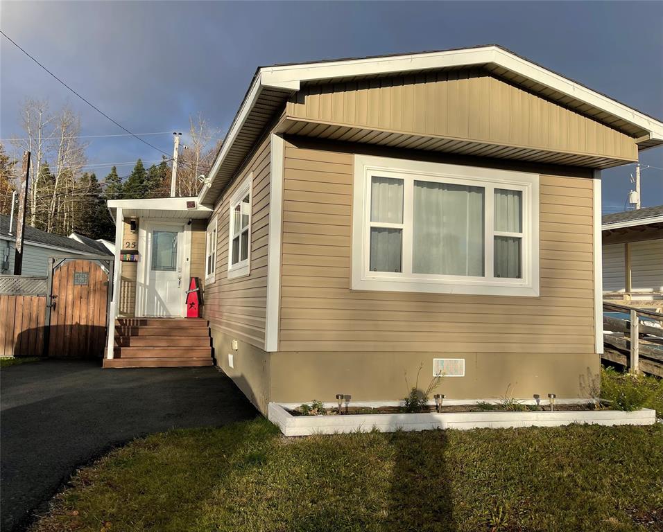 25 Gray Avenue, Gander, NL — photo 1